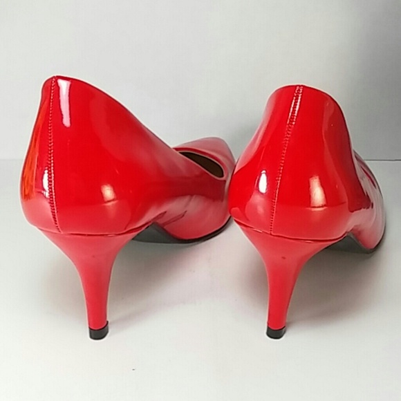 🆕 Glossy Red Low Pointy Toe Pump 🆕 - Picture 5 of 8